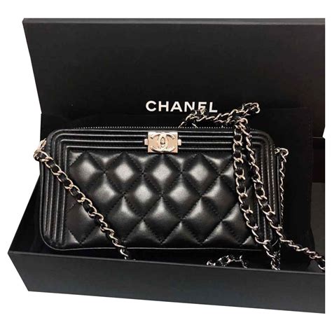 wallet on a chain chanel boy